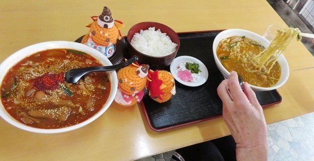 モツラーメン 普通と辛さ控えめ.jpg