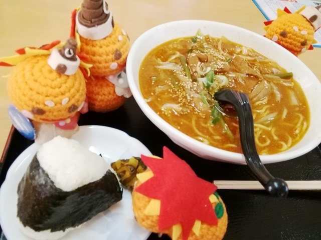 KITAMI SUN(北見さん)とモツラーメンとおにぎり.jpg